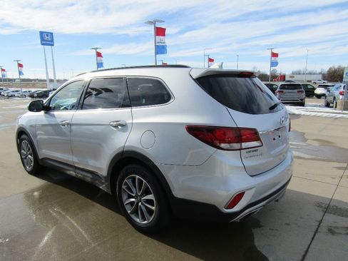 Used 2017 Hyundai Santa Fe SE image 4