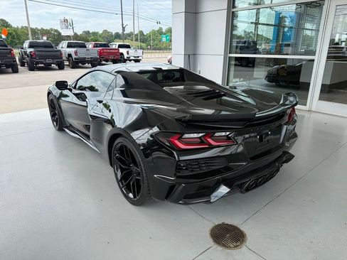 Used 2025 Chevrolet Corvette Z06 RWD image 3
