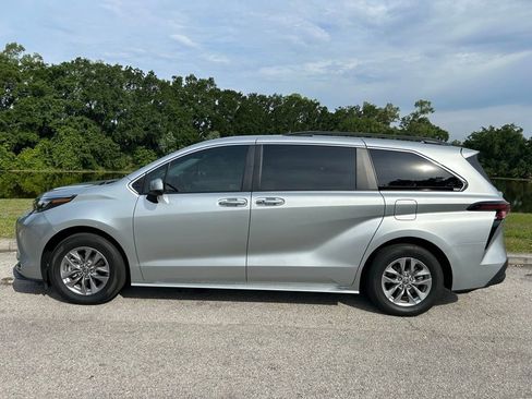 Certified 2024 Toyota Sienna XLE FWD image 3