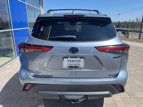 Used 2021 Toyota Highlander XLE AWD/4WD image 6