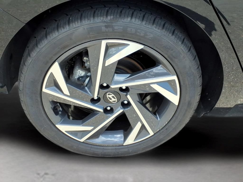 Used 2025 Hyundai Elantra SEL FWD image 34