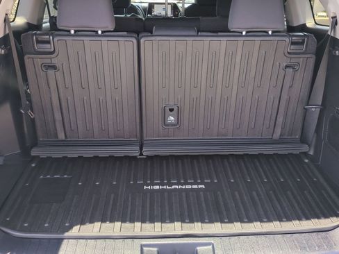 Used 2023 Toyota Highlander LE FWD image 22