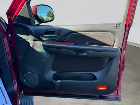 Used 2007 Cadillac Escalade 2WD w/ Information Package image 32