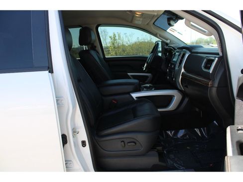 Used 2018 Nissan Titan SL w/ Chrome Package AWD/4WD image 13