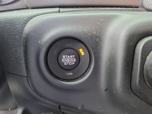Used 2023 Jeep Gladiator Sport AWD/4WD image 12