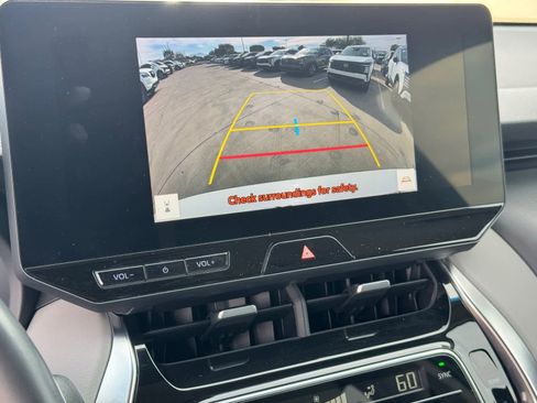 Used 2023 Toyota Venza XLE image 23
