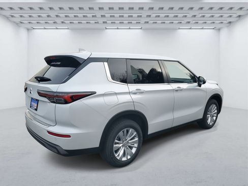 New 2026 Mitsubishi Outlander ES image 4