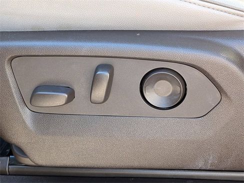 Used 2022 GMC Yukon XL SLT w/ SLT Luxury Package image 23