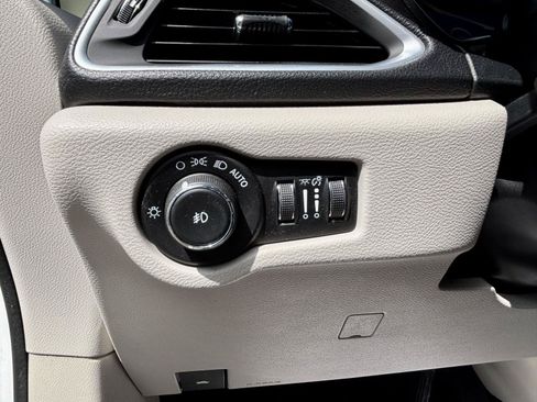 Used 2018 Chrysler Pacifica Limited FWD image 22