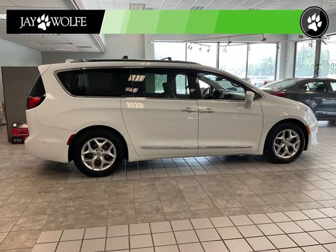 Used 2018 Chrysler Pacifica Touring-L Plus w/ Advanced Safetytec Group FWD image 6