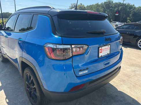 Used 2023 Jeep Compass Latitude AWD/4WD image 8