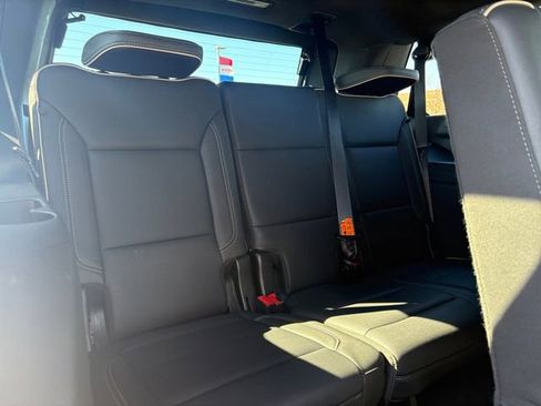 Used 2024 GMC Yukon SLT w/ SLT Luxury Package image 16