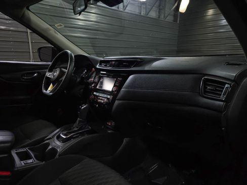 Used 2019 Nissan Rogue SV image 12