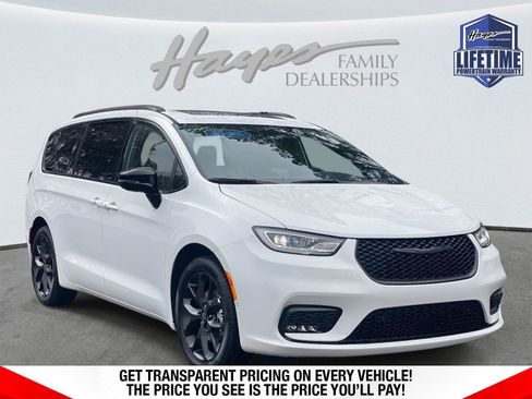 New 2026 Chrysler Pacifica Limited image 1