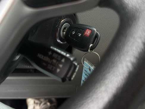 Used 2019 Toyota Highlander LE w/ Carpet Mat Package (TMS) AWD/4WD image 19