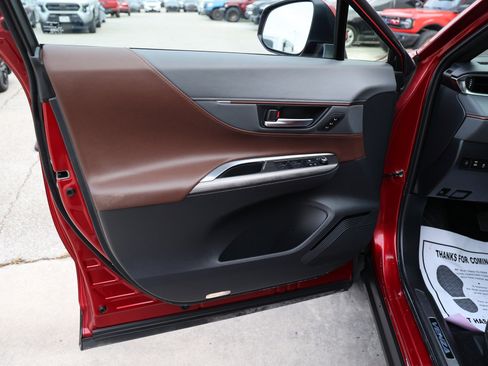 Certified 2024 Toyota Venza XLE image 31