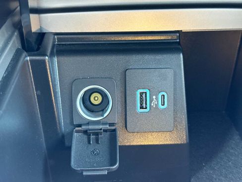 Used 2023 Ford Explorer Platinum w/ Technology Package AWD/4WD image 32