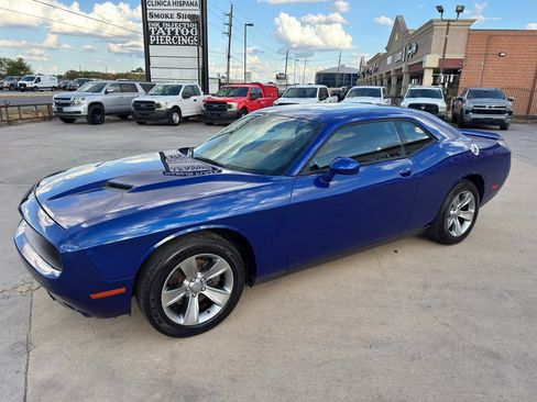 Used 2019 Dodge Challenger SXT image 6
