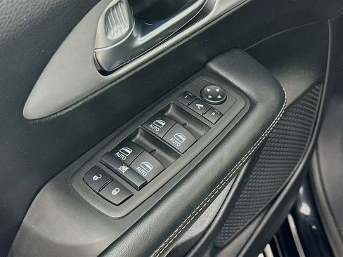 Used 2025 Chrysler Pacifica Limited FWD image 24