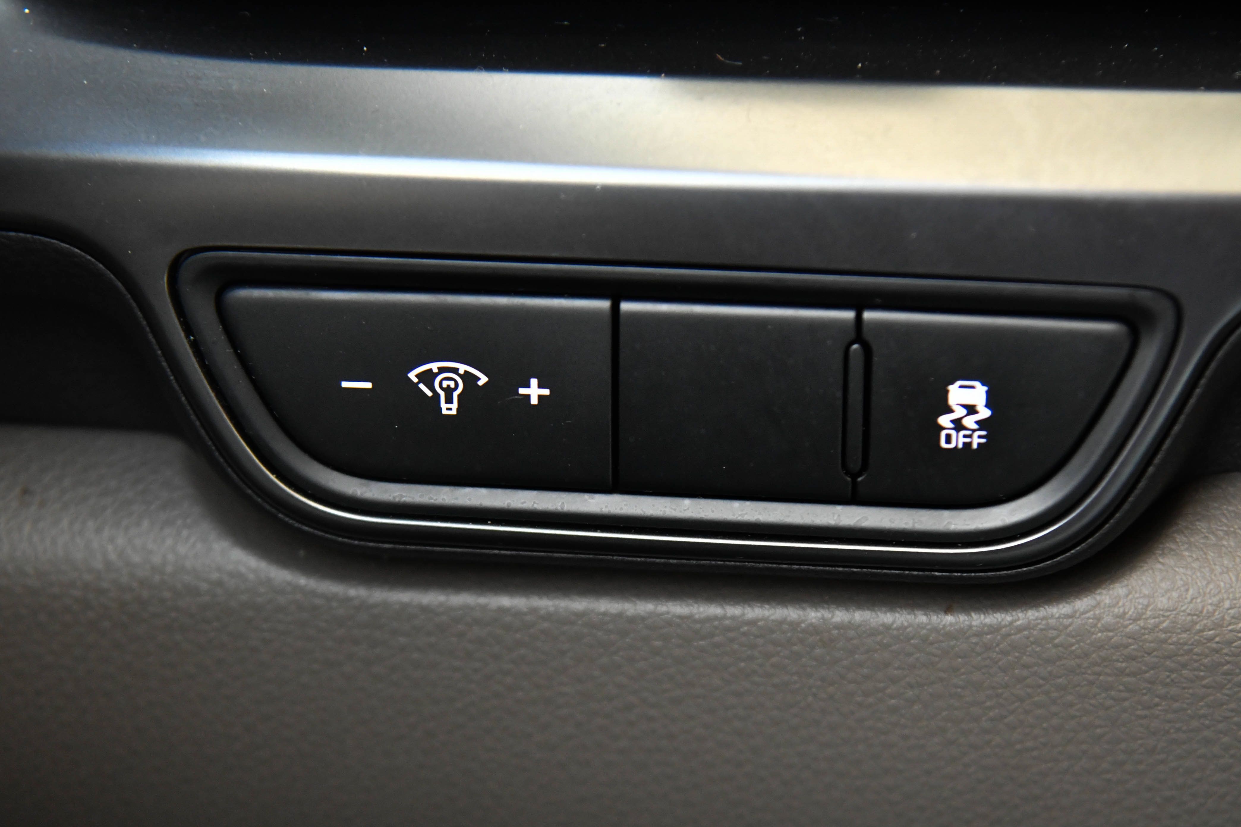 Used 2025 Kia Carnival FWD image 34
