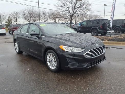 Used 2020 Ford Fusion SE image 3