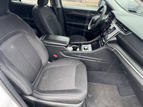 Used 2023 Jeep Grand Cherokee Laredo AWD/4WD image 19