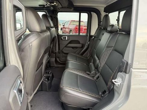 Used 2023 Jeep Gladiator Overland image 12