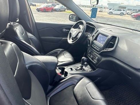 Used 2019 Jeep Cherokee Latitude Plus AWD/4WD image 3