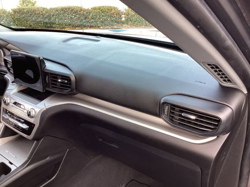 Used 2022 Ford Explorer XLT image 17