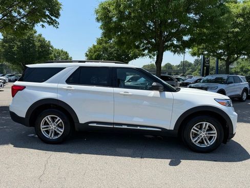 Used 2022 Ford Explorer XLT w/ Equipment Group 202A AWD/4WD image 5