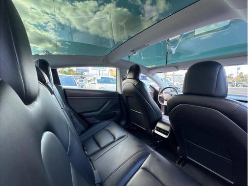 Used 2019 Tesla Model 3 Standard Range image 9