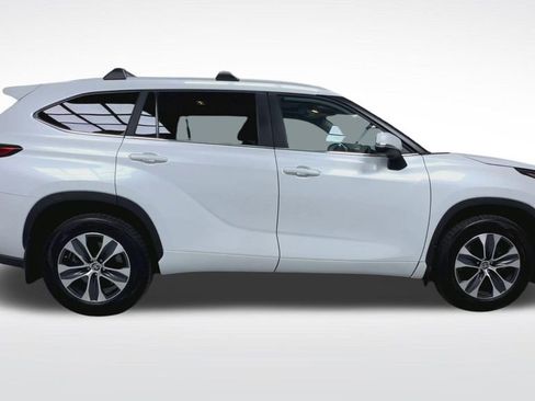 Used 2023 Toyota Highlander XLE AWD/4WD image 25