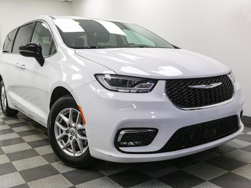 Used 2024 Chrysler Pacifica Touring-L image 2