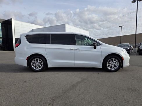 Used 2024 Chrysler Pacifica Touring-L image 7