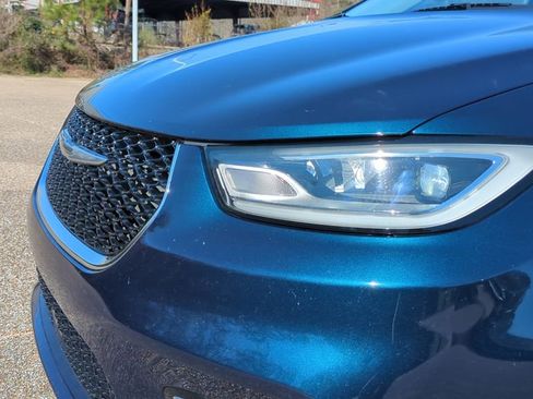 Used 2024 Chrysler Pacifica Touring-L FWD image 9