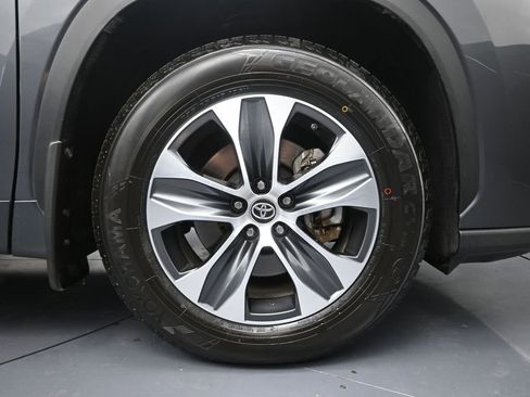Used 2023 Toyota Highlander XLE FWD image 5