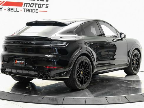 Used 2025 Porsche Cayenne GTS AWD/4WD image 6
