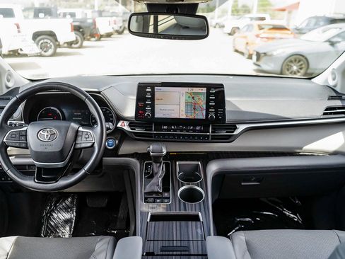 Certified 2022 Toyota Sienna Limited FWD image 13
