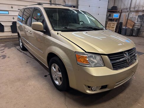 Used 2010 Dodge Grand Caravan SXT image 3