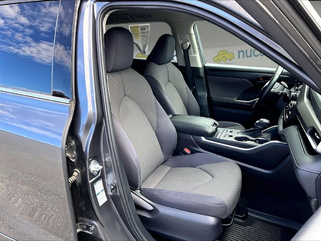 Used 2021 Toyota Highlander LE AWD/4WD image 11