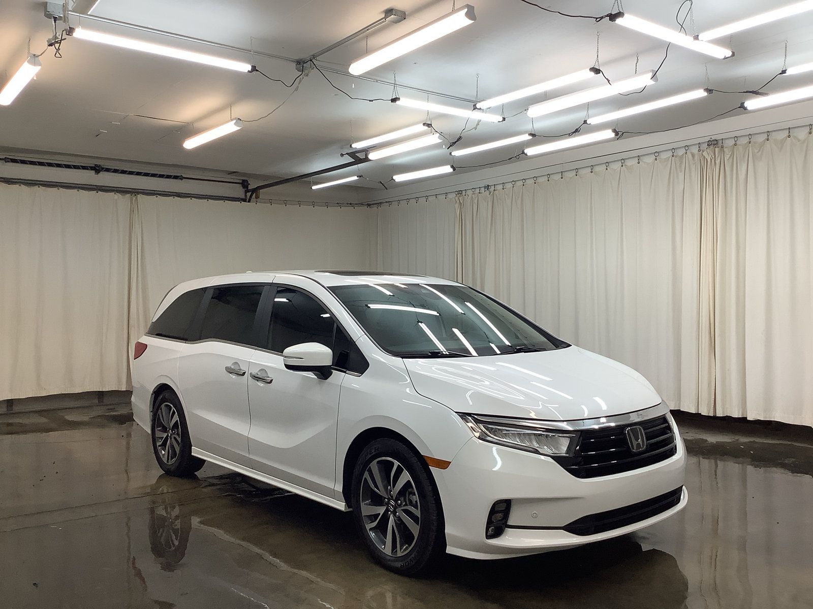 Used 2024 Honda Odyssey Touring image 3