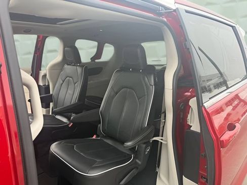 Certified 2024 Chrysler Pacifica Limited FWD image 31