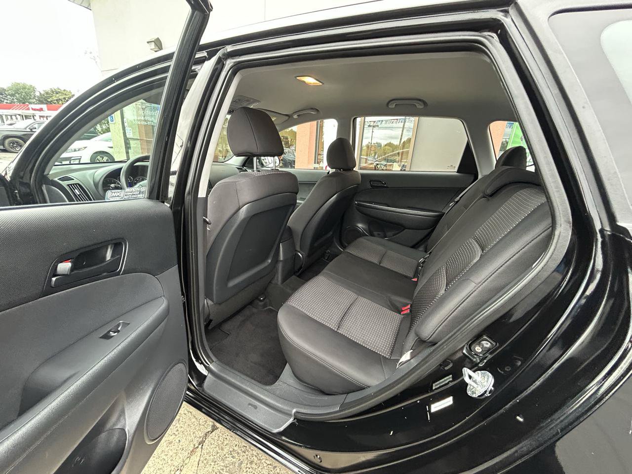 Used 2012 Hyundai Elantra GLS FWD image 14