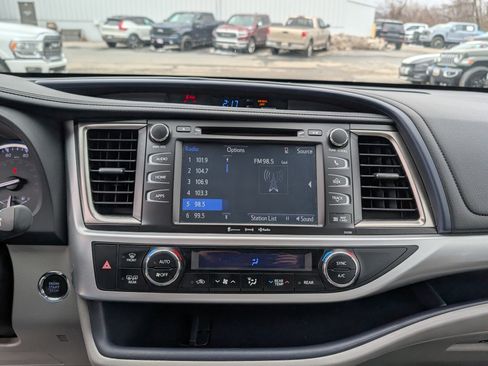 Used 2019 Toyota Highlander XLE image 19
