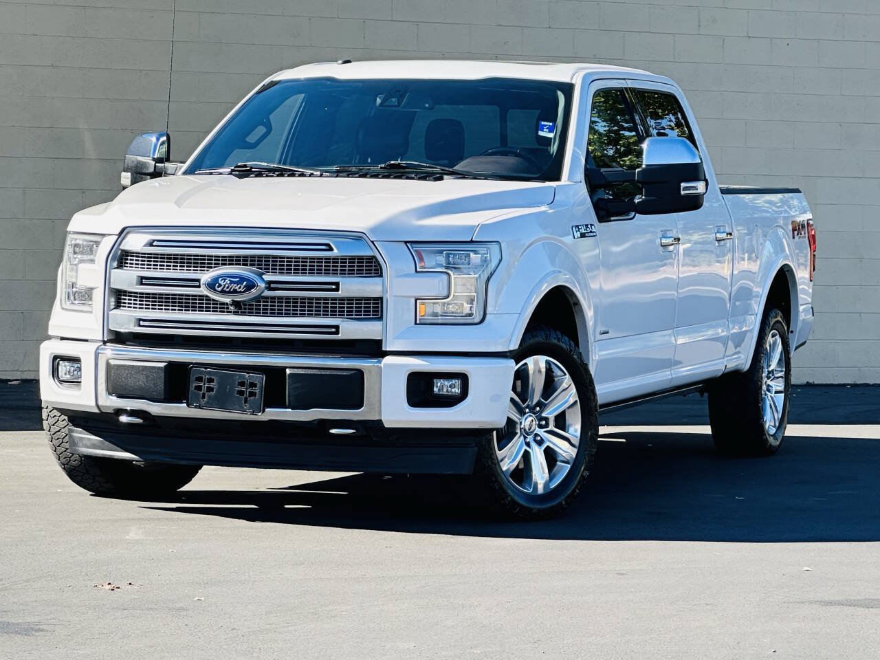 Used 2017 Ford F150 Platinum w/ Equipment Group 701A Luxury AWD/4WD image 2