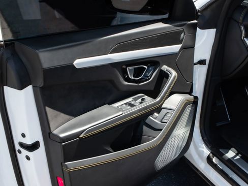 Used 2020 Lamborghini Urus image 16