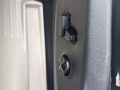 Used 2017 Chrysler Pacifica Touring-L image 18