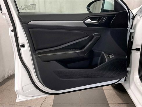 Used 2024 Volkswagen Jetta SE w/ Panoramic Sunroof Package image 9