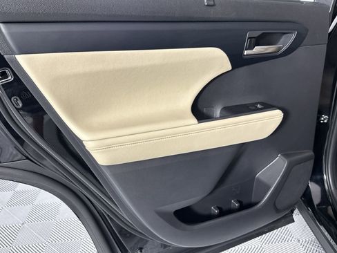 Used 2023 Toyota Highlander XLE image 28