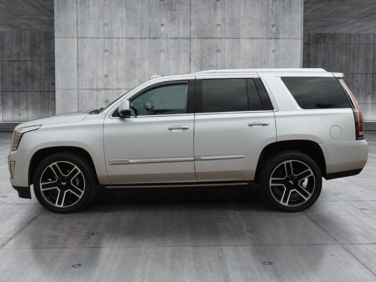 Used 2019 Cadillac Escalade Platinum AWD/4WD image 2